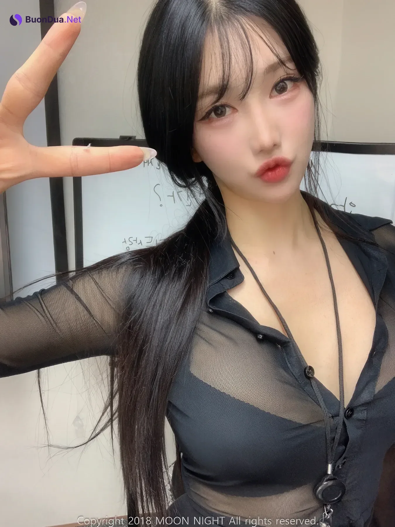 Yunjin 챌이, Moon Night Snap Photobook 「In The Office」 - Photo 10