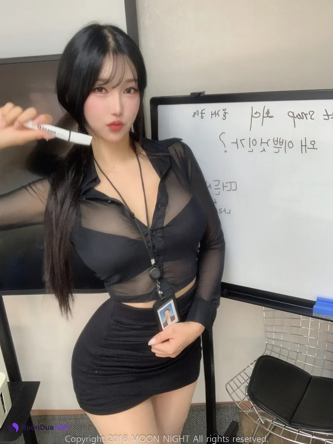 Yunjin 챌이, Moon Night Snap Photobook 「In The Office」 - Photo 12