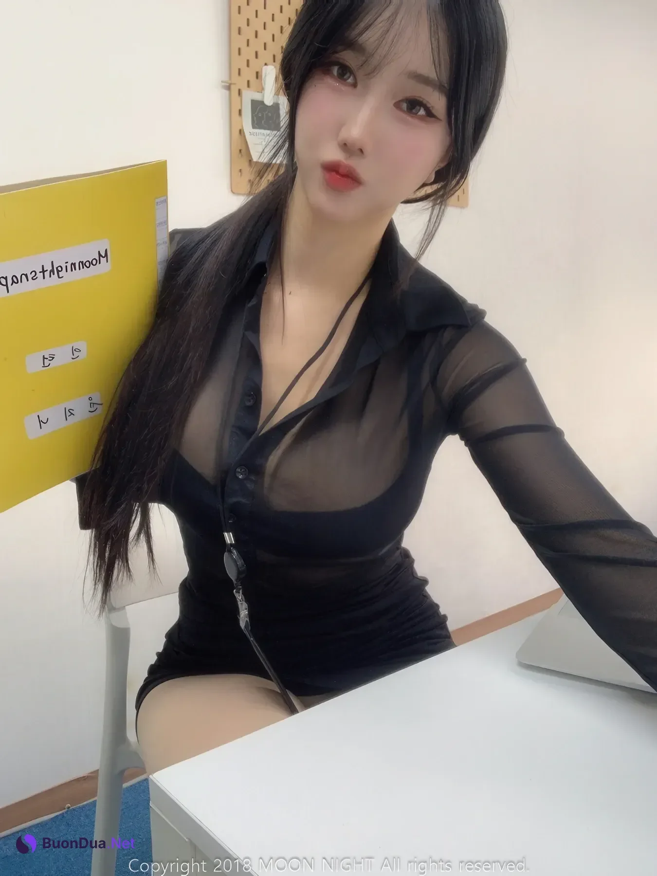 Yunjin 챌이, Moon Night Snap Photobook 「In The Office」 - Photo 14