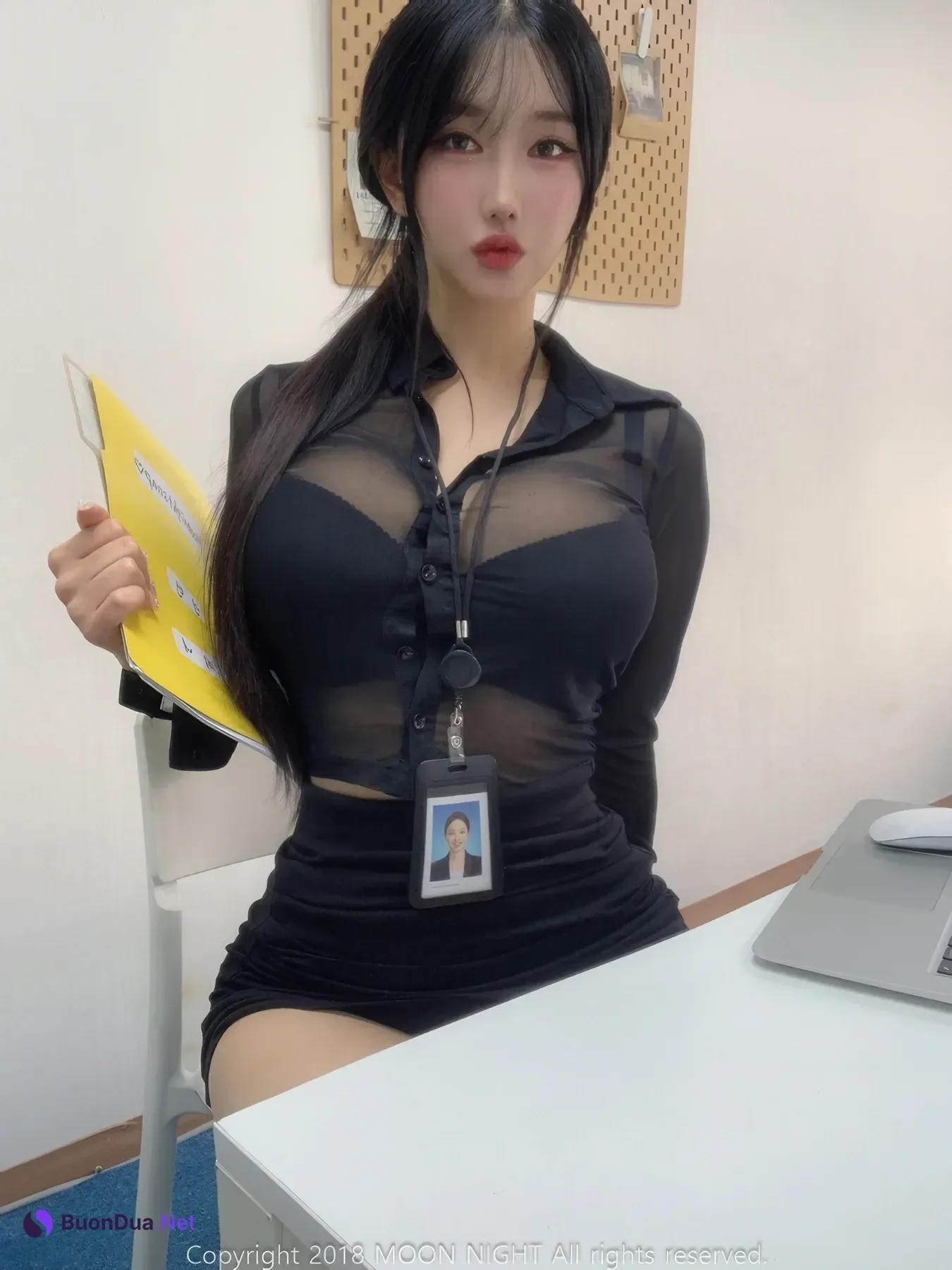 Yunjin 챌이, Moon Night Snap Photobook 「In The Office」 - Photo 15