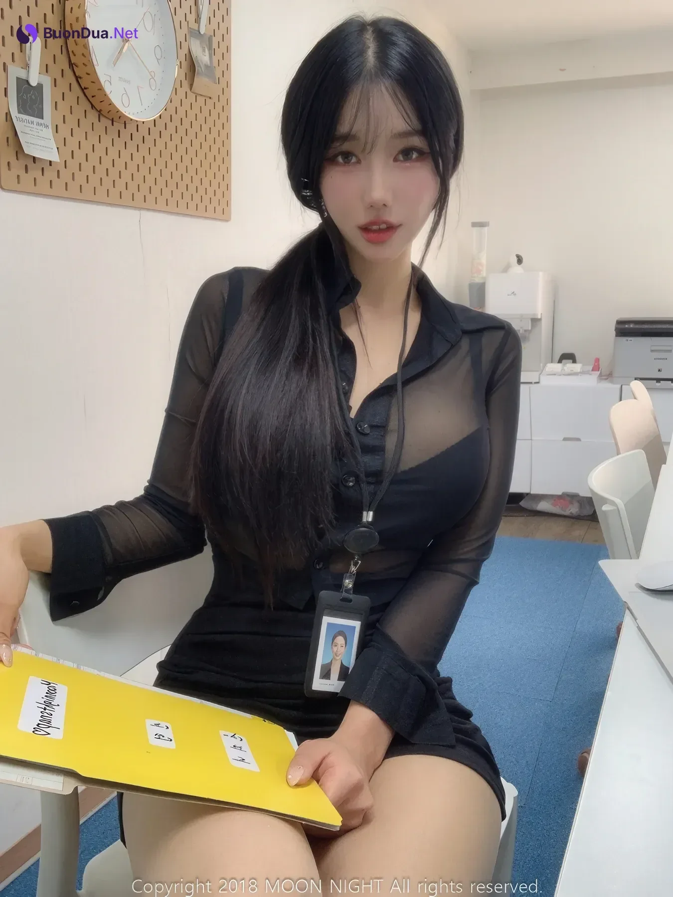 Yunjin 챌이, Moon Night Snap Photobook 「In The Office」 - Photo 17
