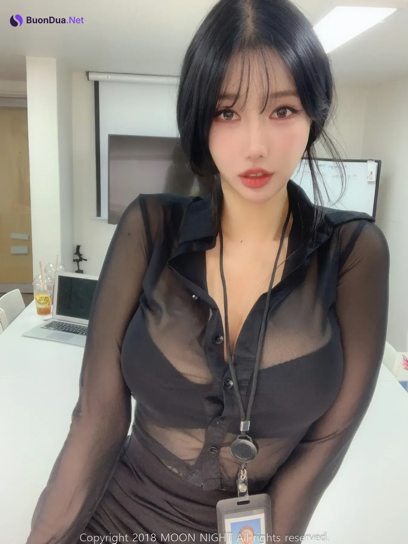Yunjin 챌이, Moon Night Snap Photobook 「In The Office」 - Photo 2