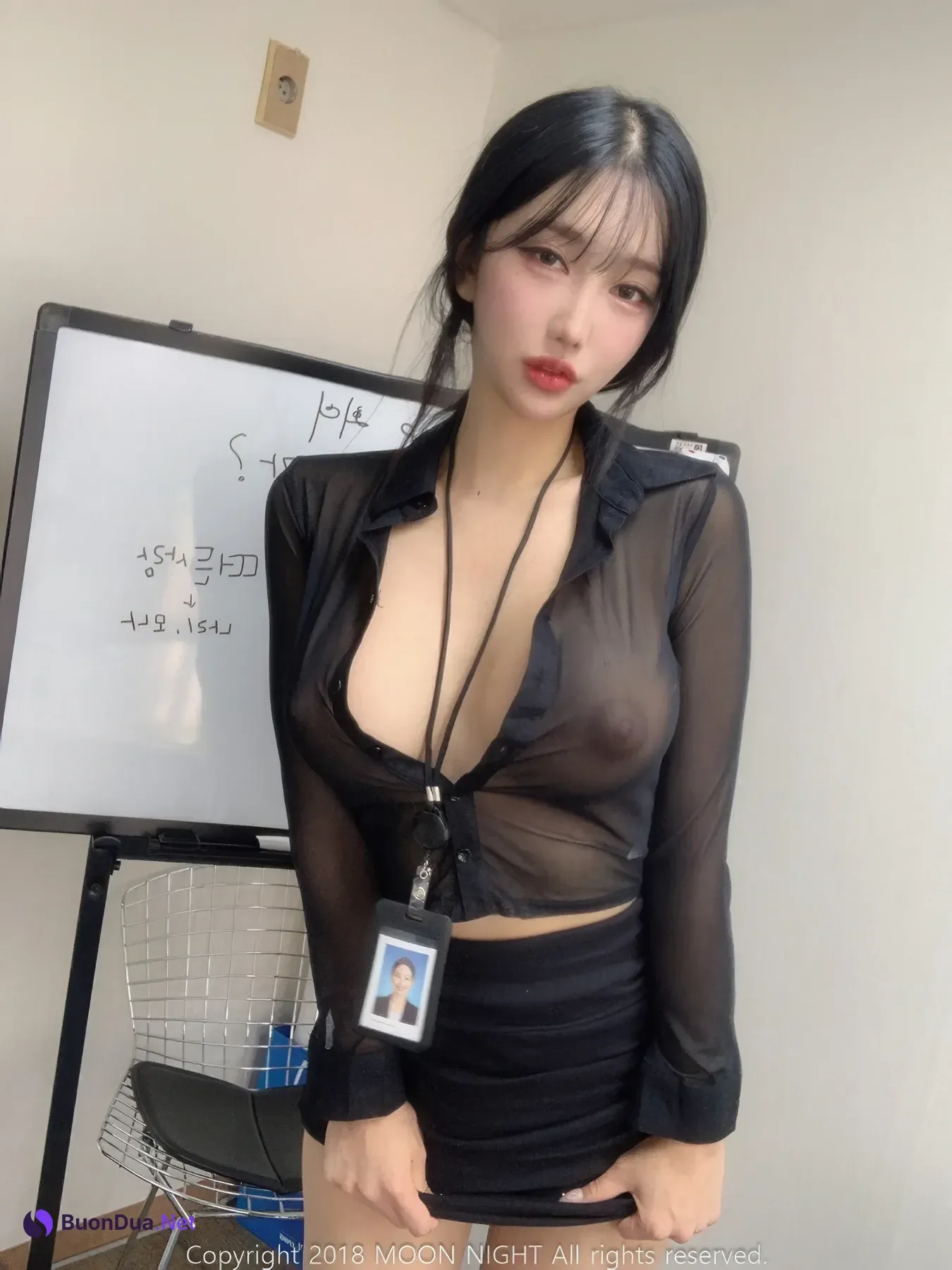 Yunjin 챌이, Moon Night Snap Photobook 「In The Office」 - Photo 20