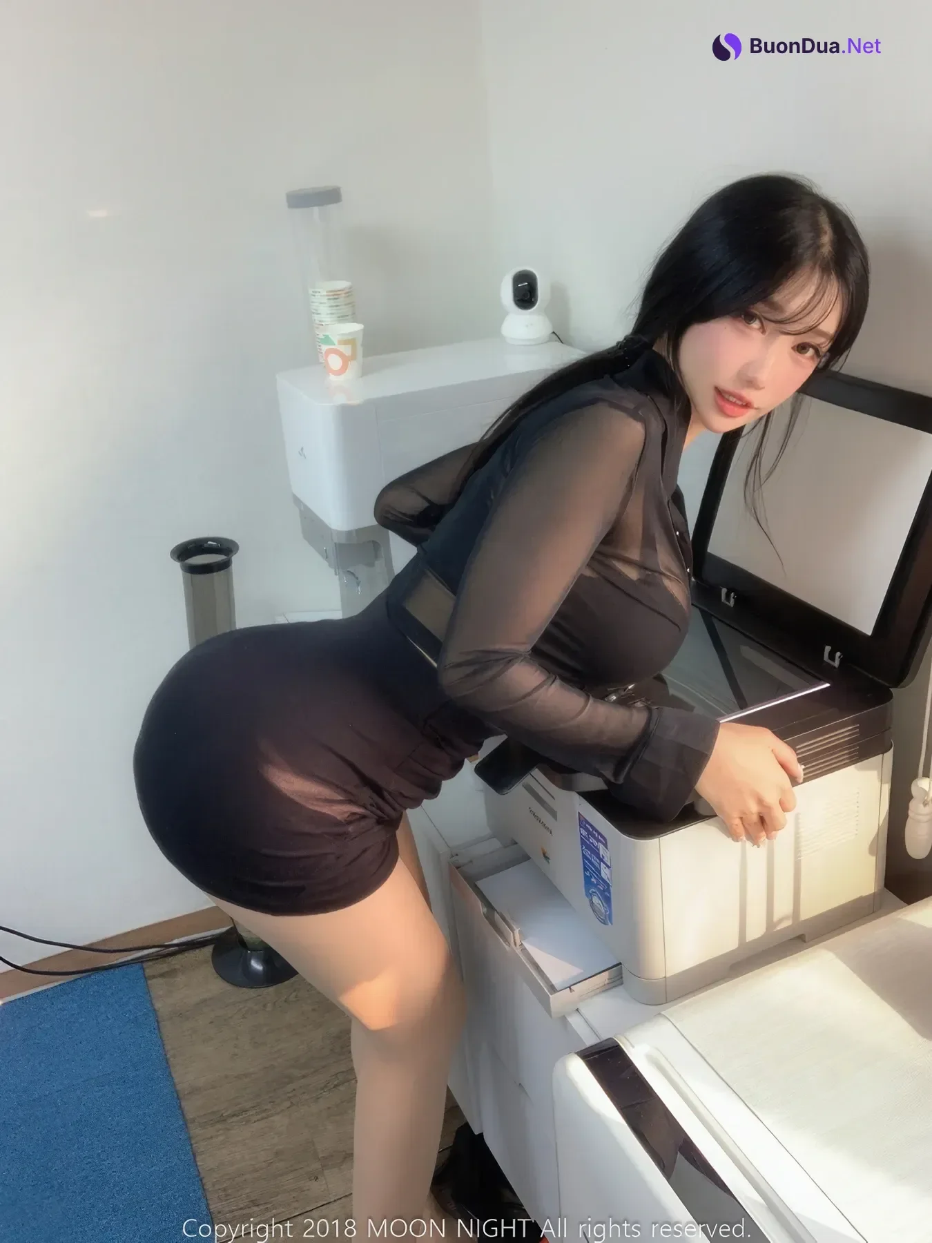 Yunjin 챌이, Moon Night Snap Photobook 「In The Office」 - Photo 6
