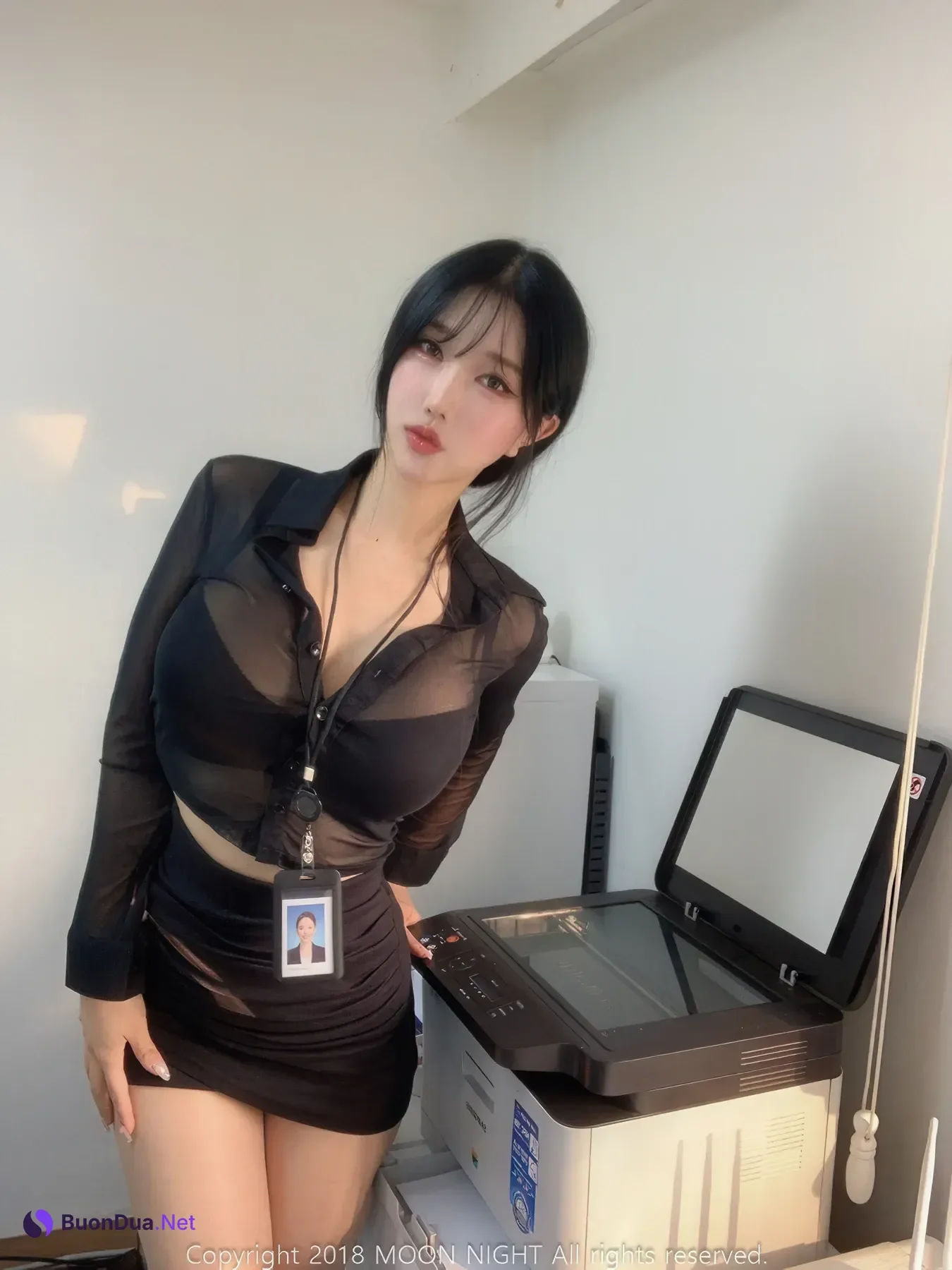 Yunjin 챌이, Moon Night Snap Photobook 「In The Office」 - Photo 7