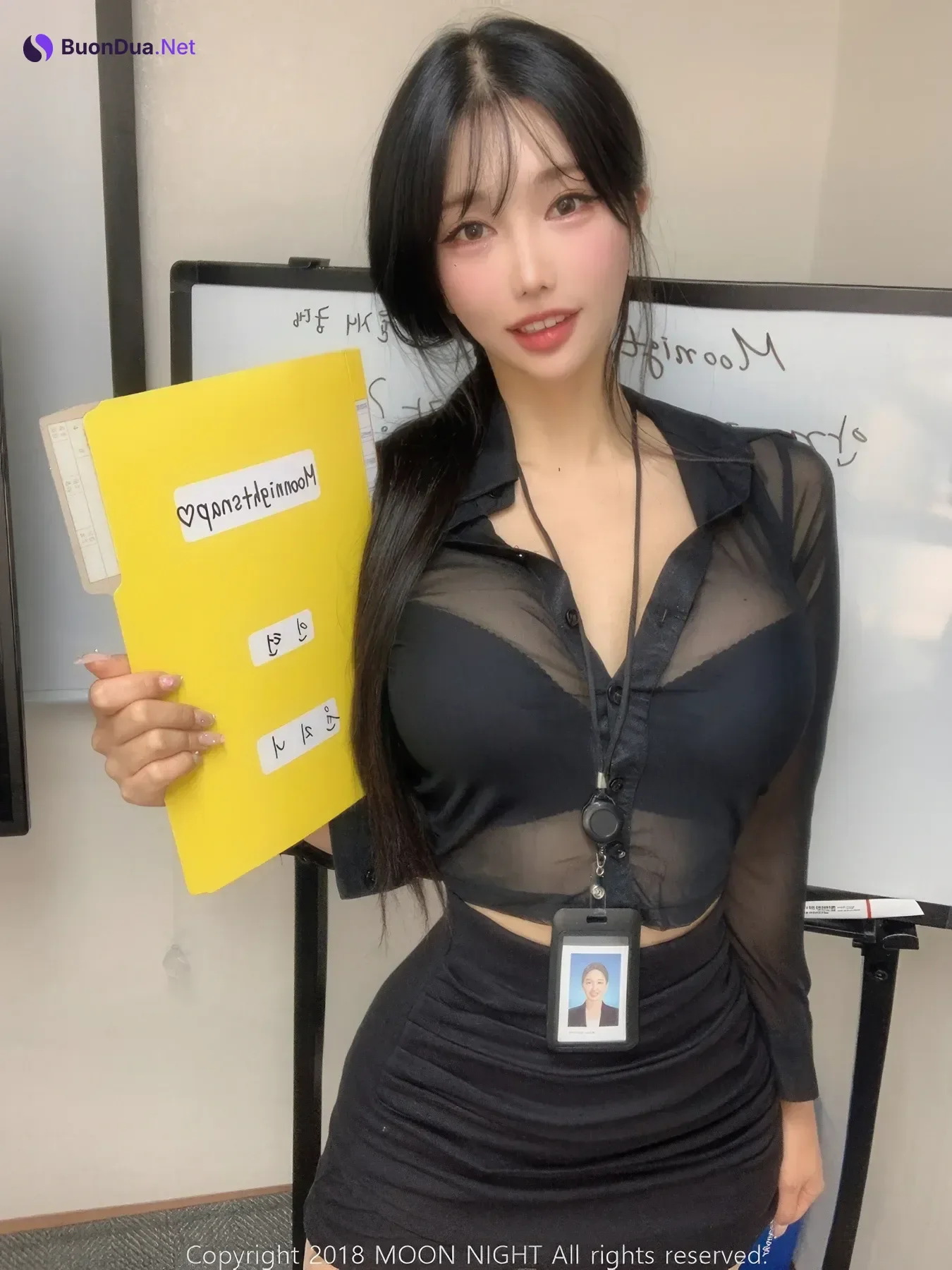 Yunjin 챌이, Moon Night Snap Photobook 「In The Office」 - Photo 8
