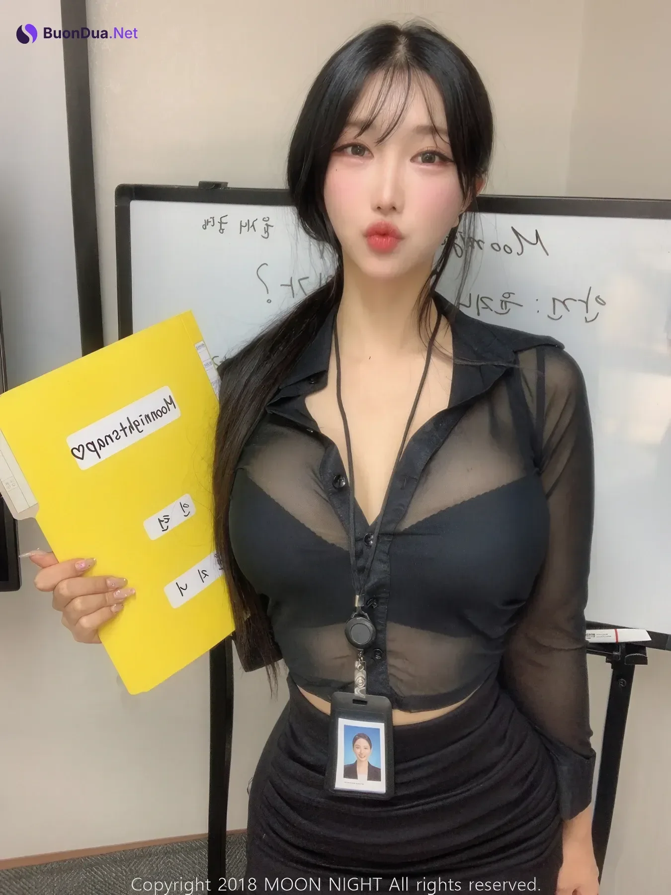 Yunjin 챌이, Moon Night Snap Photobook 「In The Office」 - Photo 9