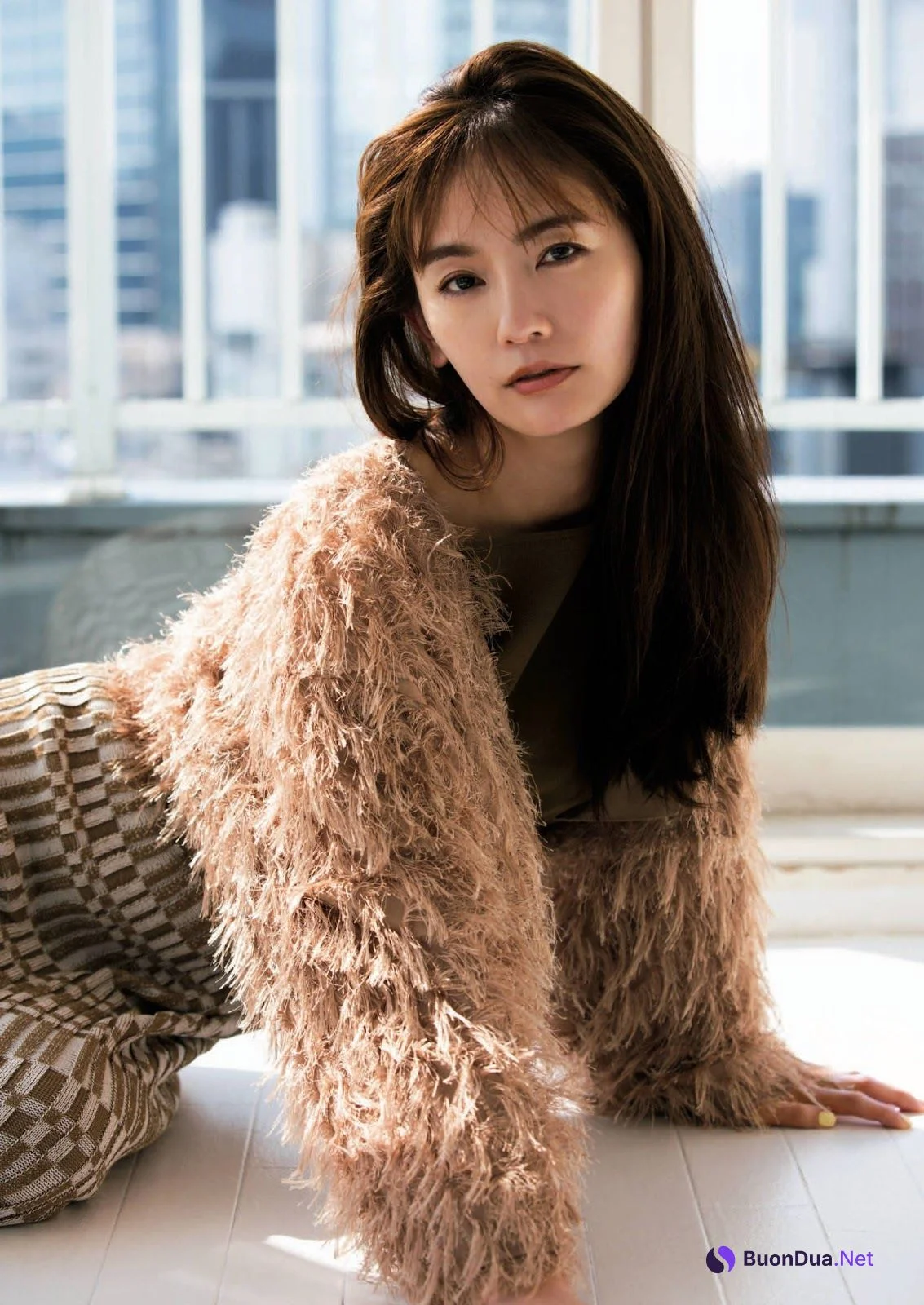 Yuri Nakamura 中村ゆり, Shukan Bunshun 2022.04.07 (週刊文春 2022年4月7日号) - Photo 2