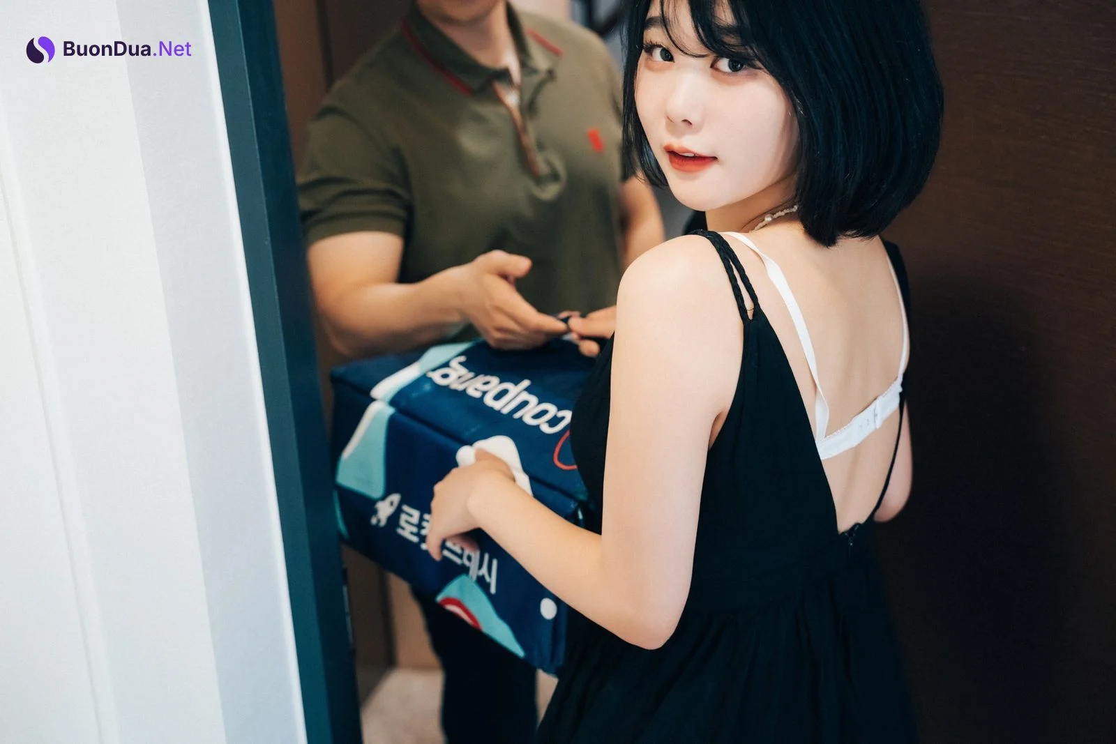 ZIA.Kwon 권지아, [Loozy] With Delivery Man Set.01 - Photo 3